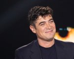Julia Fox e Riccardo Scamarcio protagonisti della commedia Mykonos