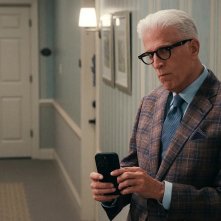 A Man On The Inside. Ted Danson in una sequenza della serie.