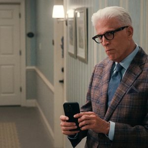 A Man On The Inside. Ted Danson in una sequenza della serie.