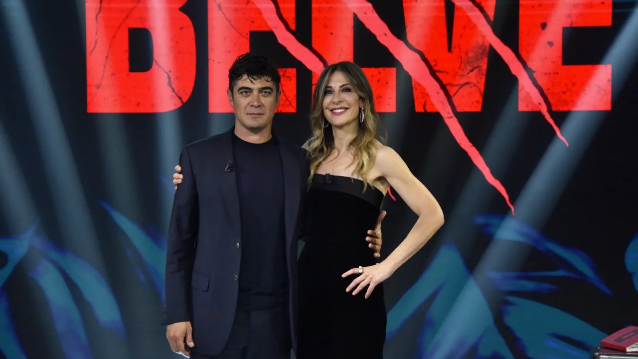 Riccardo Scamarcio nella prima puntata di Belve