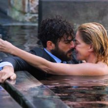 Il corpo: Andrea Di Luigi, Claudia Gerini in una scena romantica