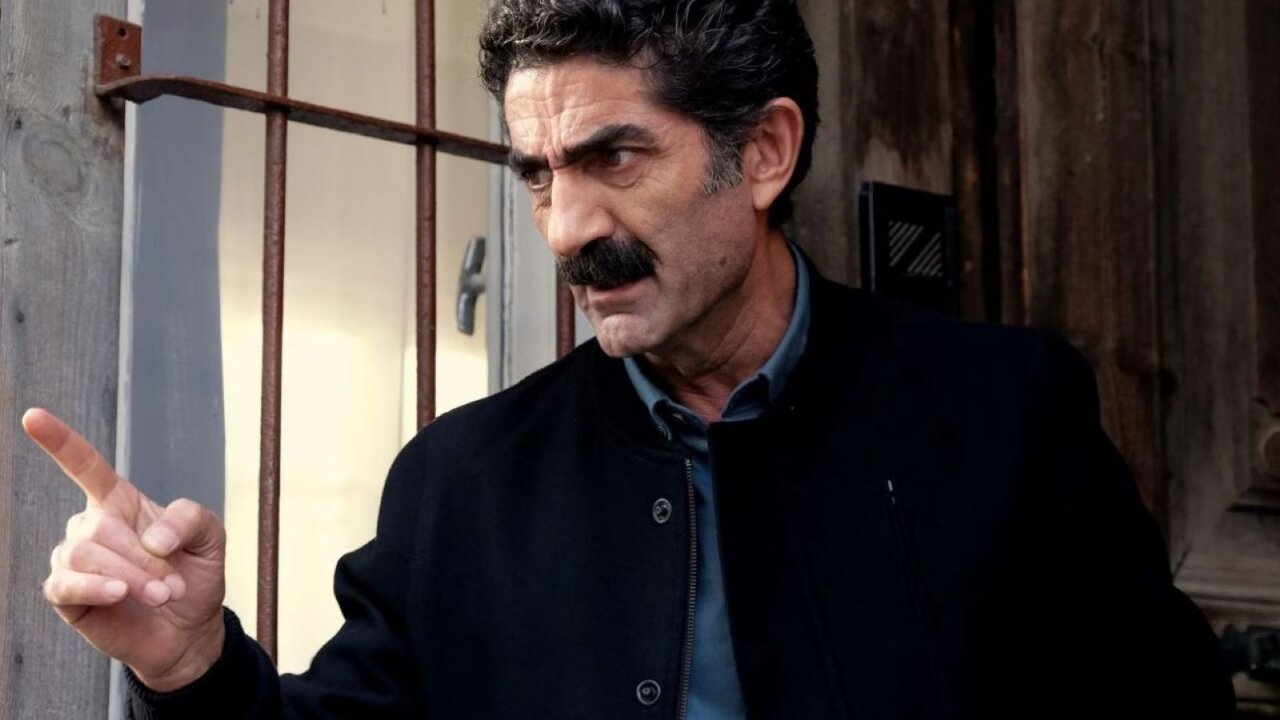 Nella foto Zafer interpretato da Ali Seçkiner Alıcı