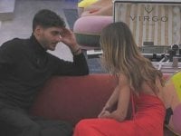 Grande Fratello, Javier e Helena si lasciano andare alla passione: baci e carezze nella notte