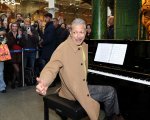 Wicked: Jeff Goldblum stupisce tutti suonando il piano nella metro di Londra