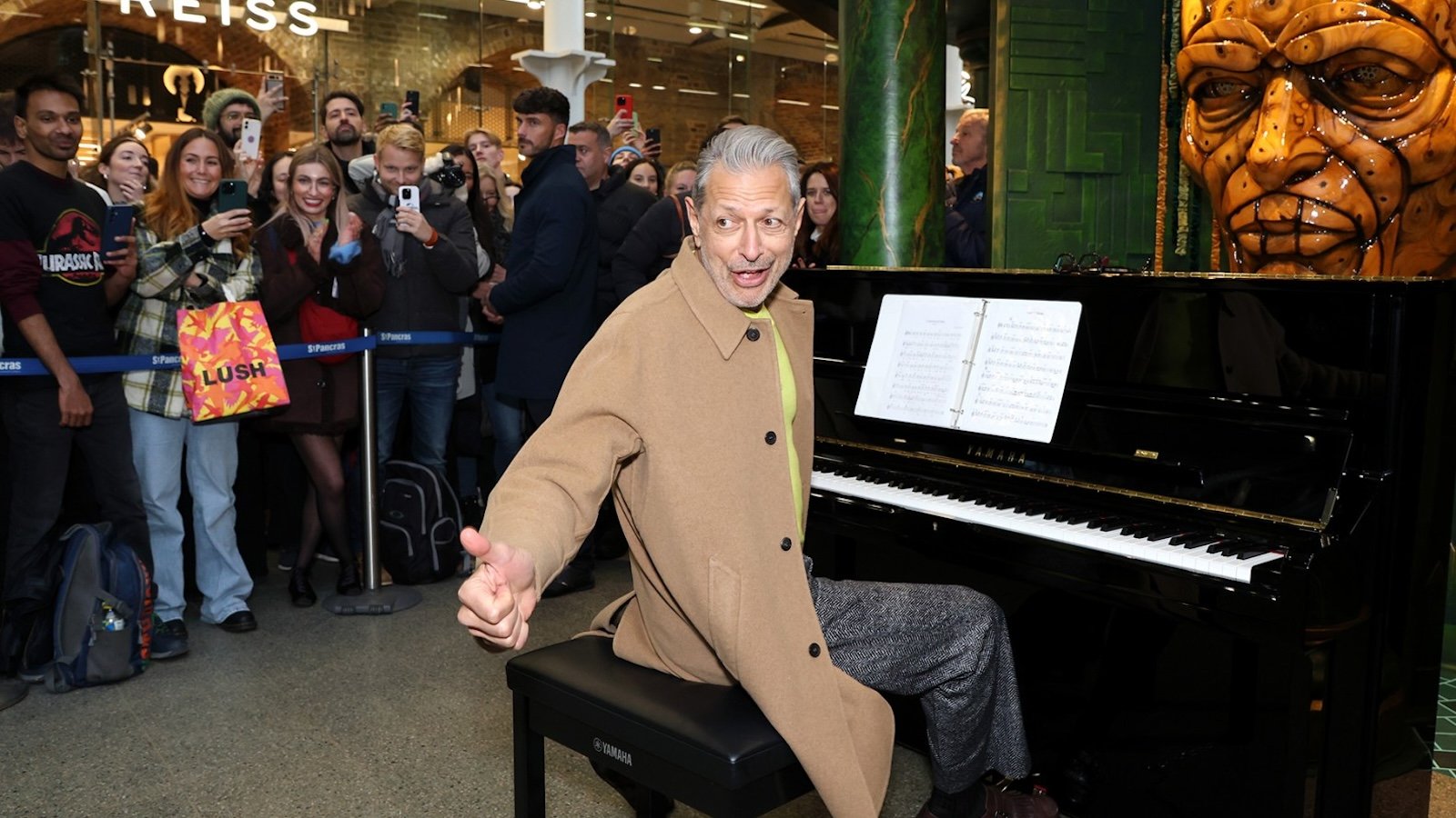 Jeff Goldblum suona il piano nella metro di Londra