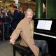 Wicked: Jeff Goldblum stupisce tutti suonando il piano nella metro di Londra