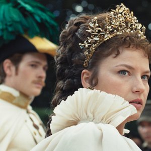 L'imperatrice. Devrim Lingnau e Philip Froissant in una sequenza della seconda stagione.