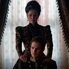 L'imperatrice. Melika Foroutan e Philip Froissant in una scena della seconda stagione.