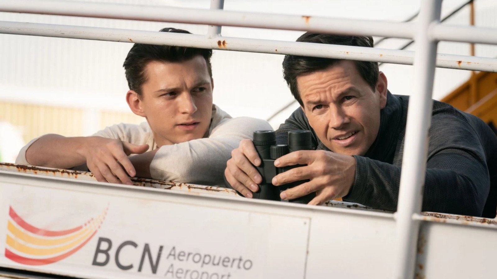 Tom Holland e Mark Wahlberg in una scena di Uncharted.