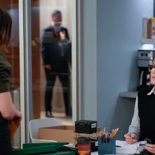 Grey's Anatomy. Ellen Pompeo e Caterina Scorsone in una scena della ventunesima stagione.