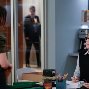 Grey's Anatomy. Ellen Pompeo e Caterina Scorsone in una scena della ventunesima stagione.