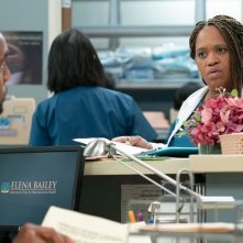 Grey's Anatomy. Jason George e Chandra Wilson in una scena della ventunesima stagione.
