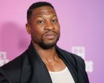 Jonathan Majors: l'ex fidanzata ha ritirato le accuse di aggressione e diffamazione
