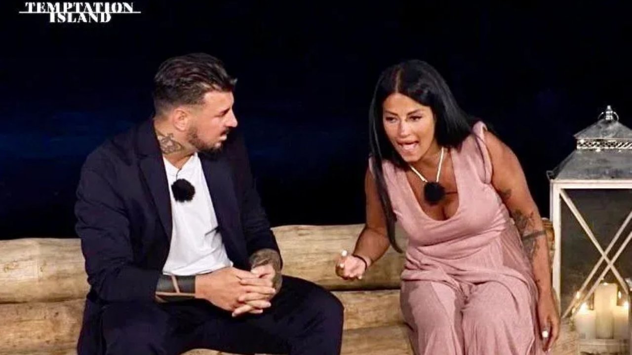 Lino e Alessia a Temptation Island durante il falò di confronto