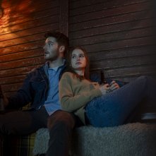 The Strangers: Capitolo 1 - Madelaine Petsch, Froy Gutierrez in un'immagine