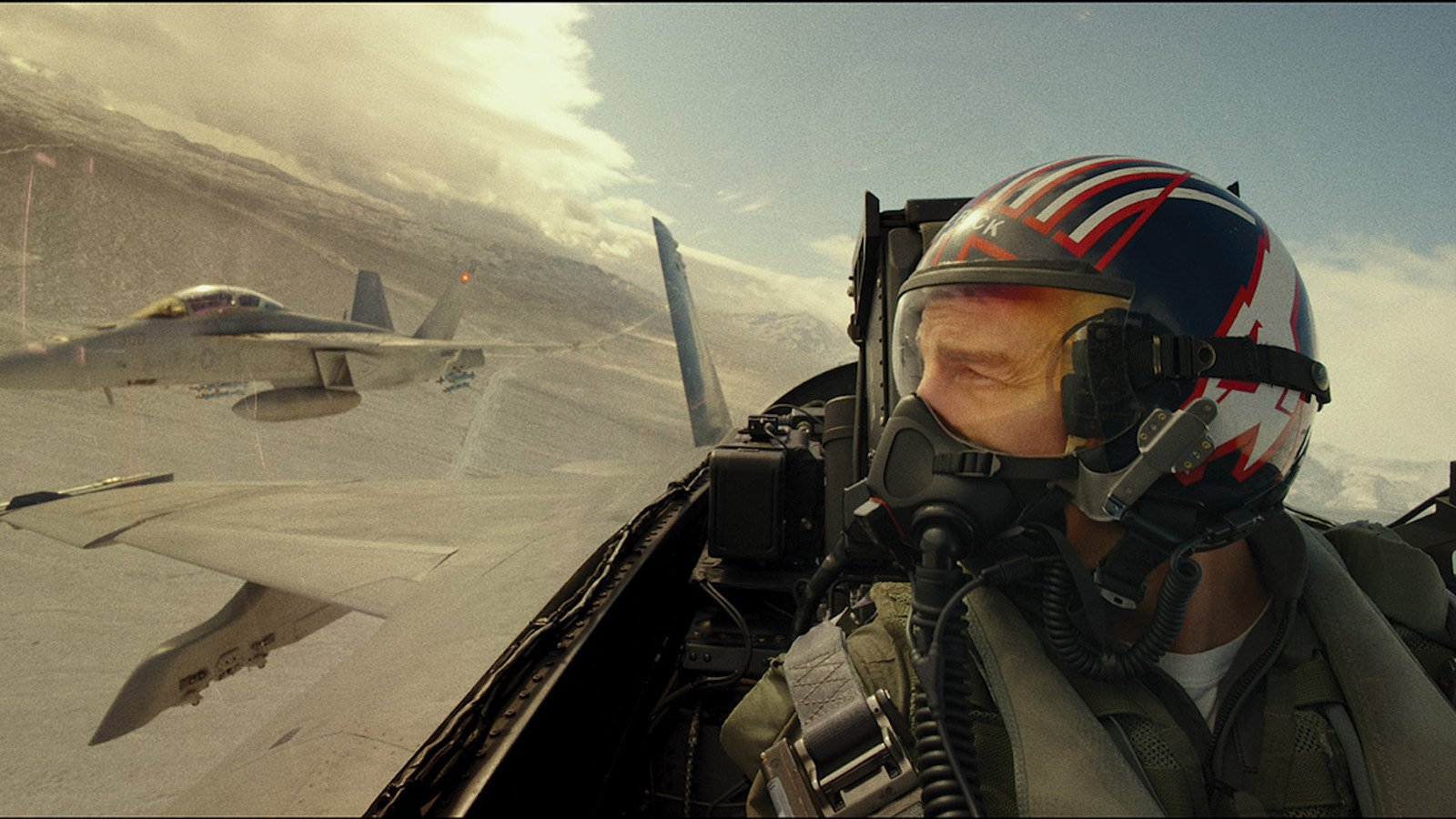 Tom Cruise in una sequenza adrenalina di Top Gun: Maverick