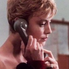 La stazione: Margherita Buy al telefono