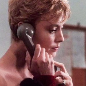 La stazione: Margherita Buy al telefono