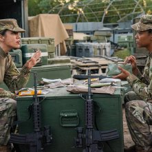 My Dead Friend Zoe: Sonequa Martin-Green e Natalie Morales in una scena