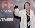 Sharon Stone: “Sam Raimi è un irriconoscente. Gli Stati Uniti? Sono in una fase adolescenziale”