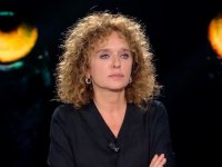 Belve, Valeria Golino provoca Riccardo Scamarcio: 'Il nostro amore non finirà mai? È un bravo attore'