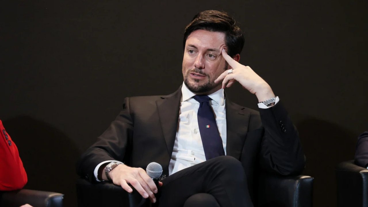 Andrea Giambruno non compare in video dallo scandalo sollevato dai suoi fuorionda