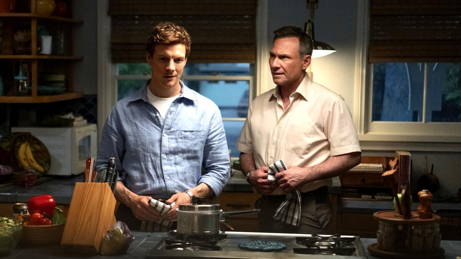 Patrick Gibson e Christian Slater in una scena