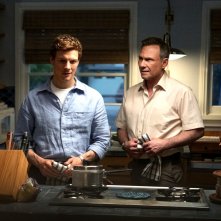 Dexter: Original Sin, Patrick Gibson e Christian Slater discutono in cucina