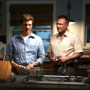 Dexter: Original Sin, Patrick Gibson e Christian Slater discutono in cucina