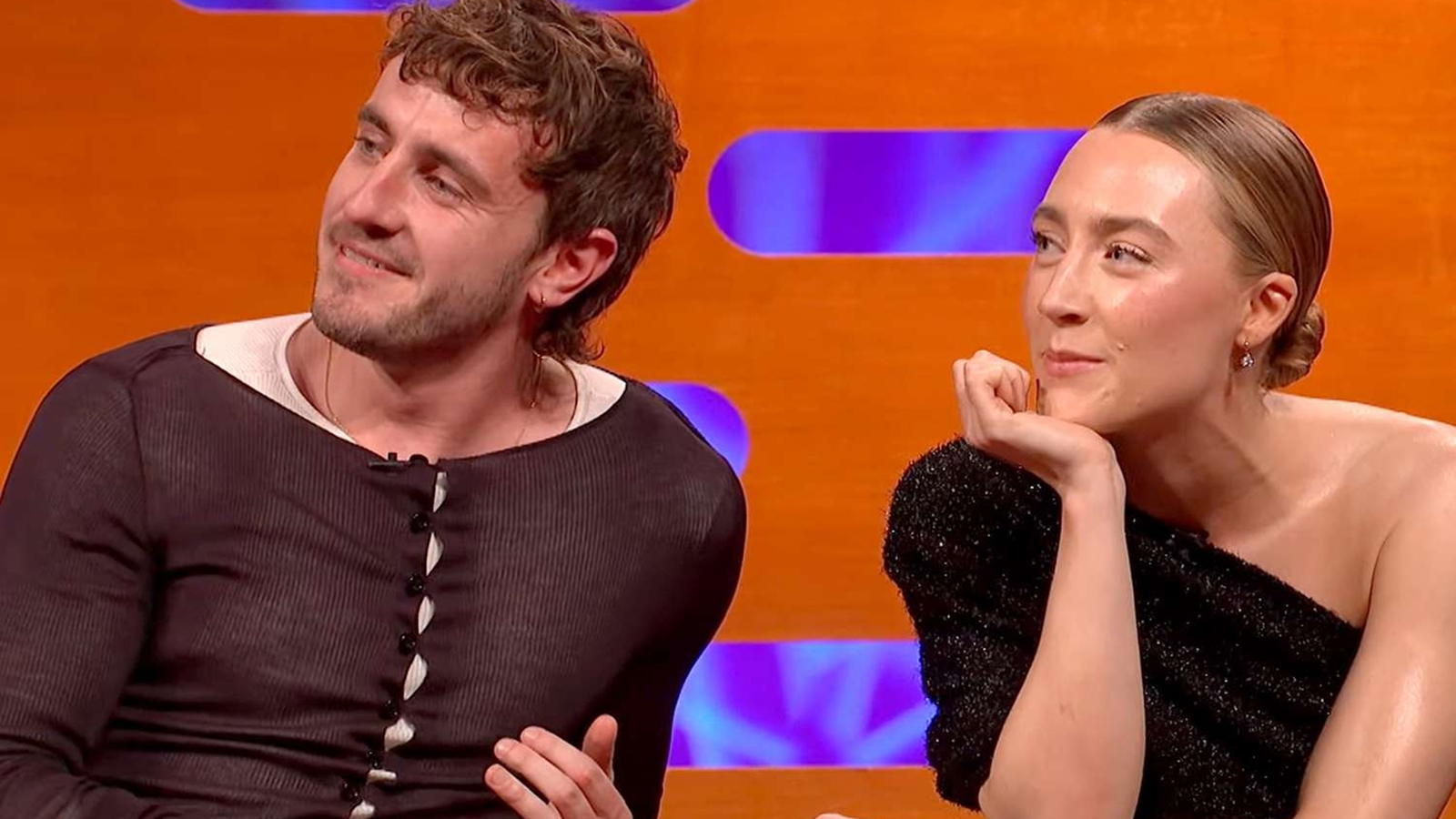 Paul Mescal e Saoirse Ronan durante lo show di Graham Norton