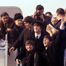 Beatle '64: il gruppo mentre scende la scaletta all'aeroporto Kennedy