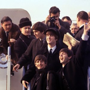 Beatle '64: il gruppo mentre scende la scaletta all'aeroporto Kennedy