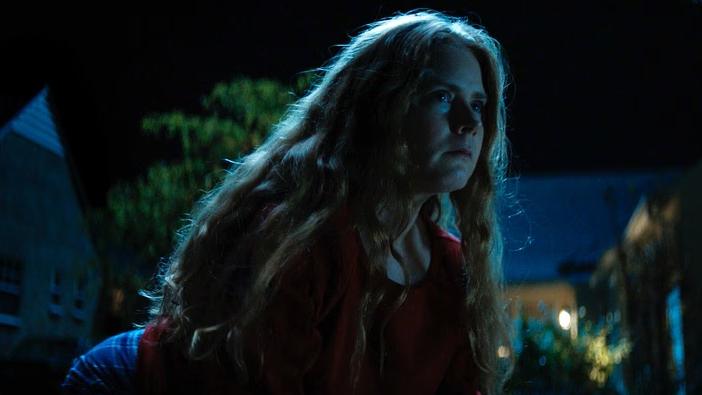 Amy Adams in una scena notturna