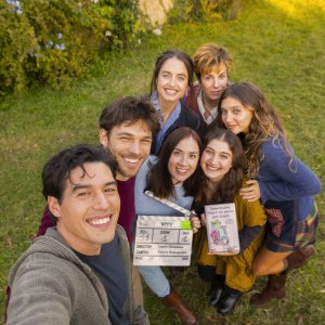 Non è un paese per single: una foto del cast sul set toscano