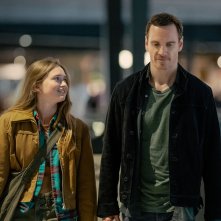 The Agency: India Fowler e Michael Fassbender in una sequenza della serie TV