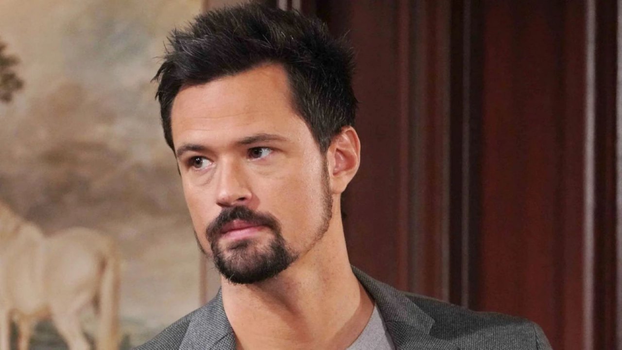 Thomas è interpretato da Matthew Atkinson