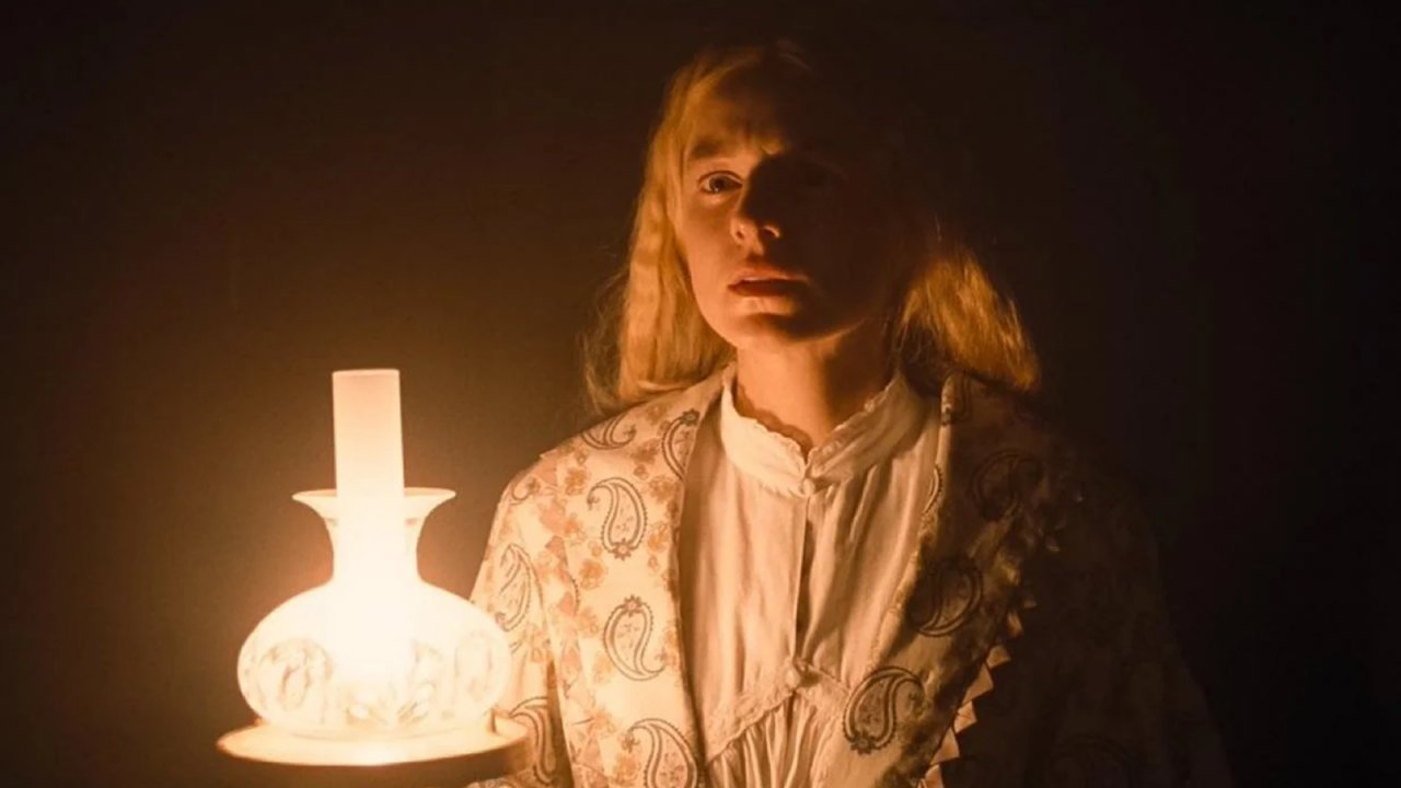 Emma Corrin nel film Nosferatu