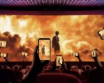 Riprendere e fotografare un film al cinema è una sgradevole abitudine. Oltre ad essere una sconfitta culturale