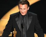 Sean Penn contro gli Oscar: 'L'Academy è codarda, non sostiene le differenze culturali'