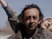 Nero, la recensione: l'esordio di Giovanni Esposito è una sorpresa. Tra realismo magico e miracoli