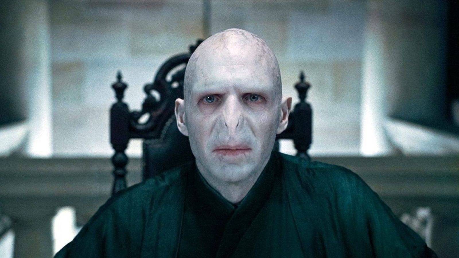 Ralph Fiennes nel ruolo di Voldemort