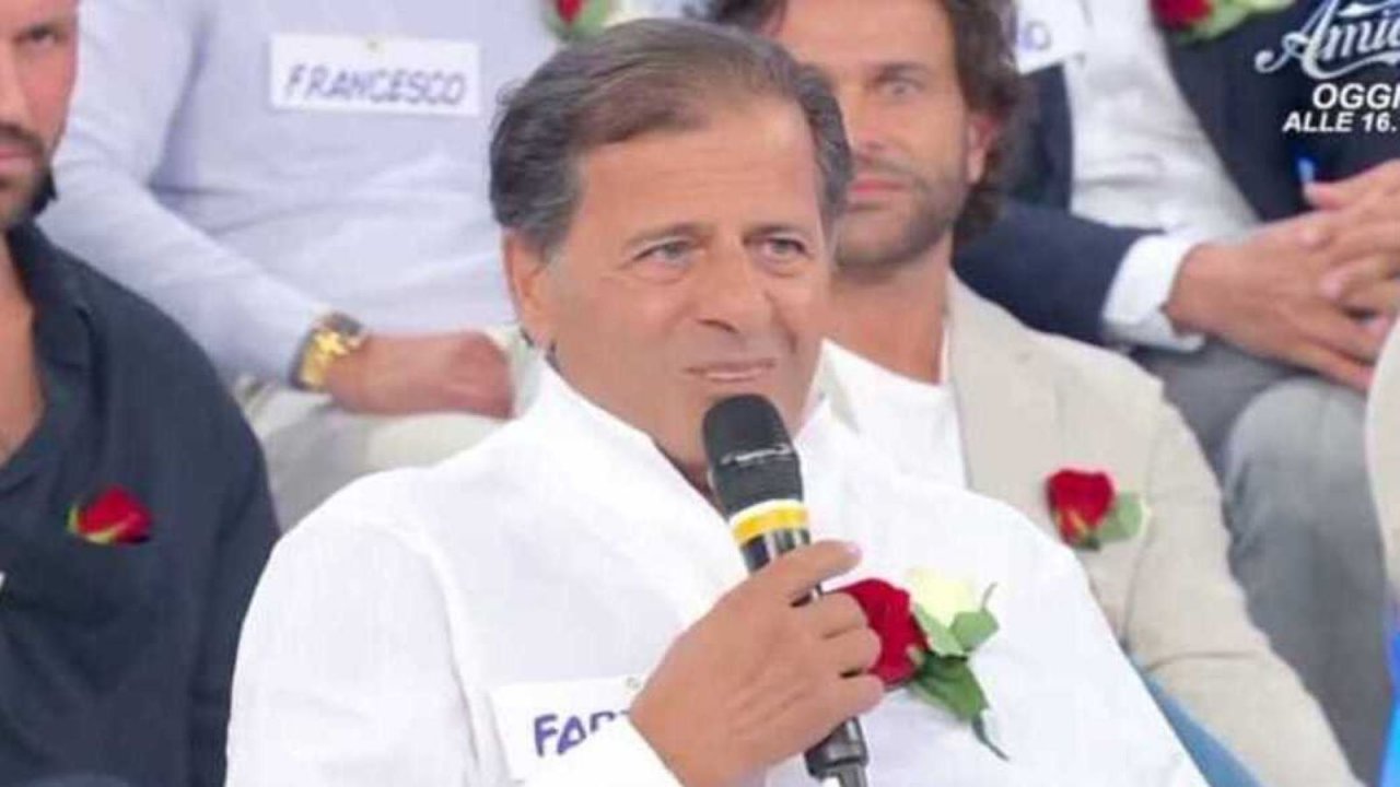 Fabio oggi è stato scaricato da Gemma, nella foto il cavaliere nello studio del programma
