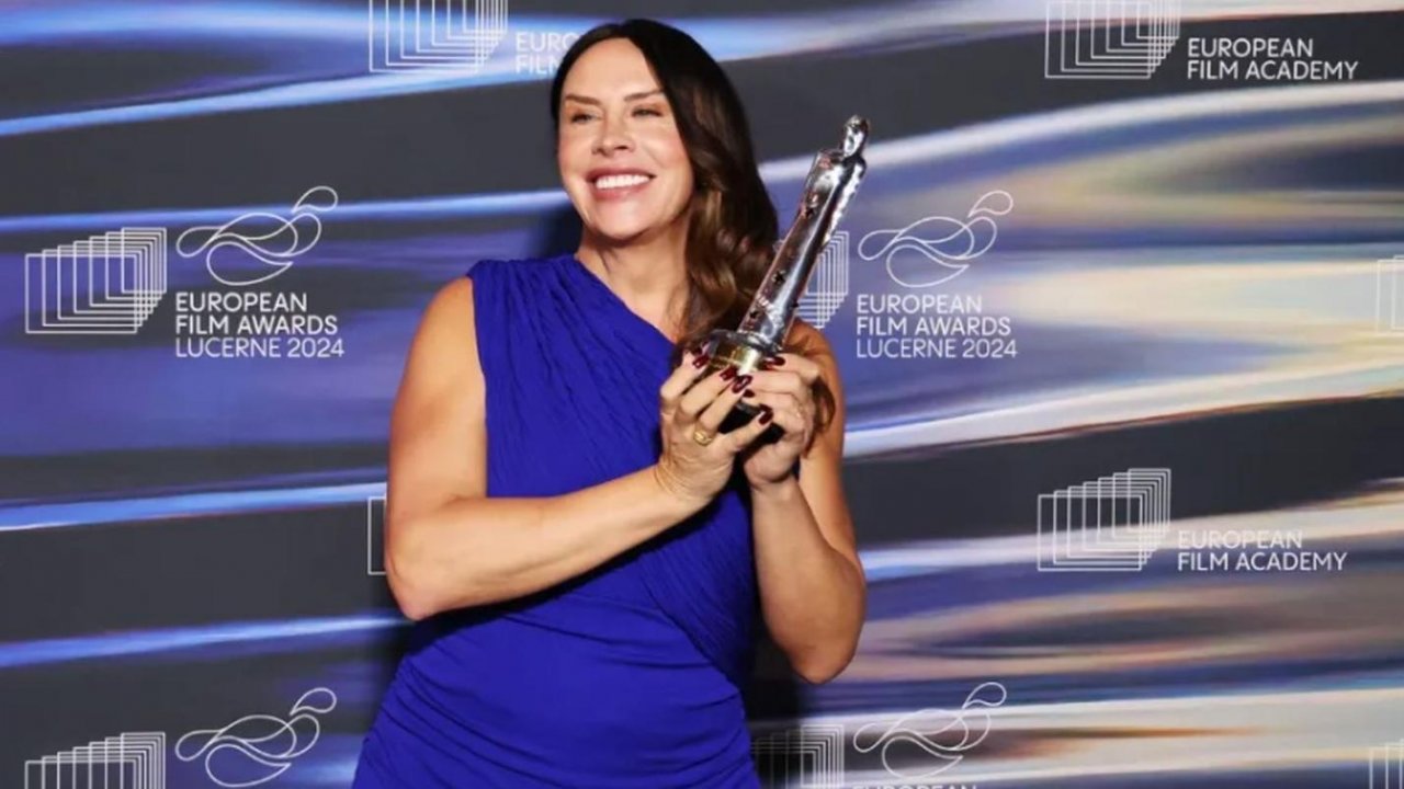 Karla Sofía Gascón ritira l'EFA 2024 come miglior attrice