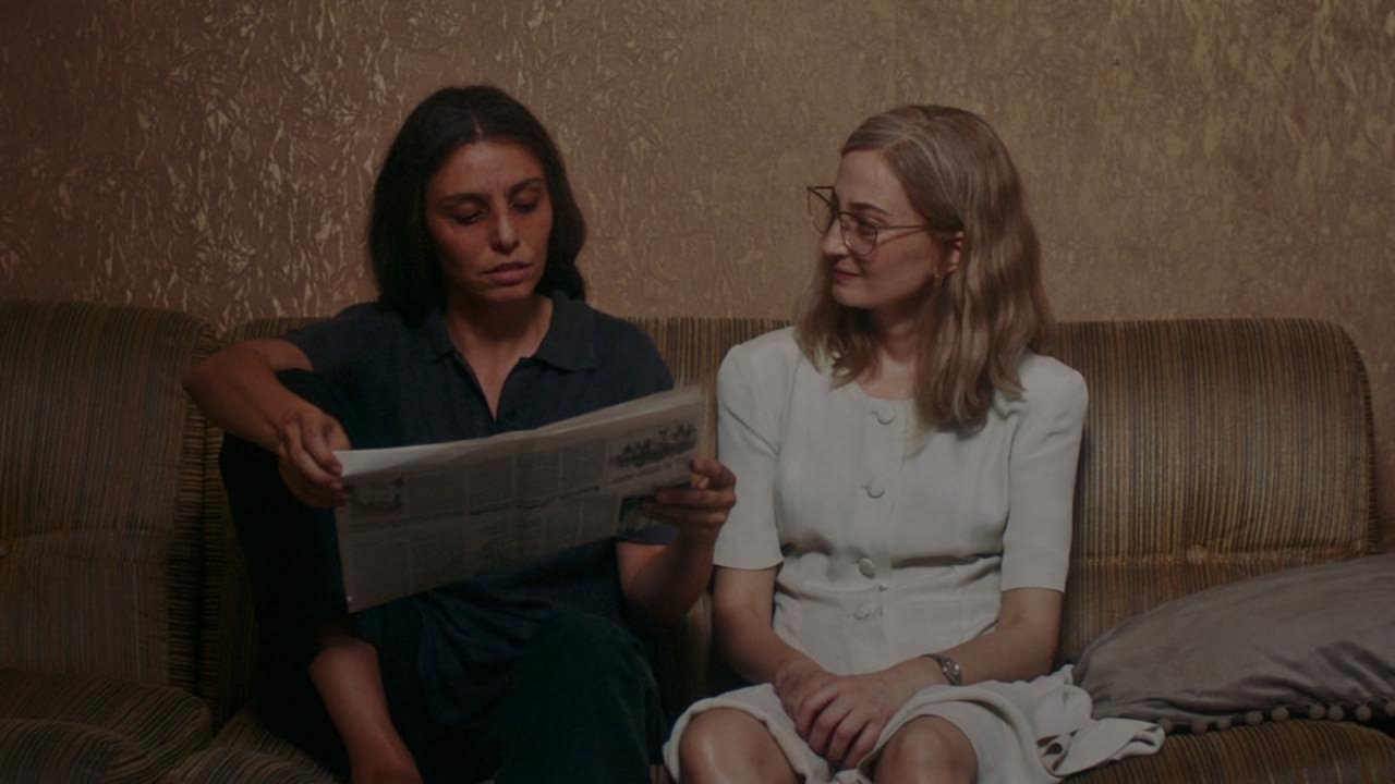 Irene Maiorino e Alba Rohrwacher in una scena de L'amica geniale 4