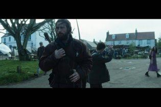 28 Anni Dopo - Trailer italiano dell'horror con Jodie Comer, Aaron Taylor-Johnson e Ralph Fiennes