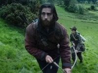 28 Anni Dopo: Aaron-Taylor Johnson e Ralph Fiennes a caccia di zombie nel trailer, che contiene una sorpresa