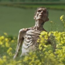28 Anni dopo: uno zombie in una scena