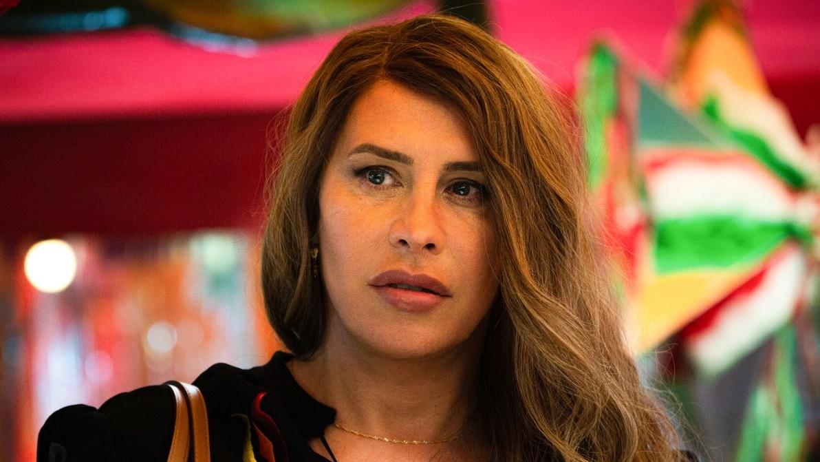 Karla Sofía Gascón in primo piano