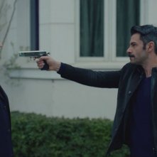 Hakan punta la pistola contro Emir