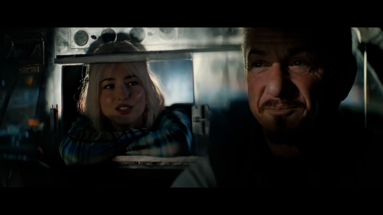 Dakota Johnson e Sean Penn in taxi